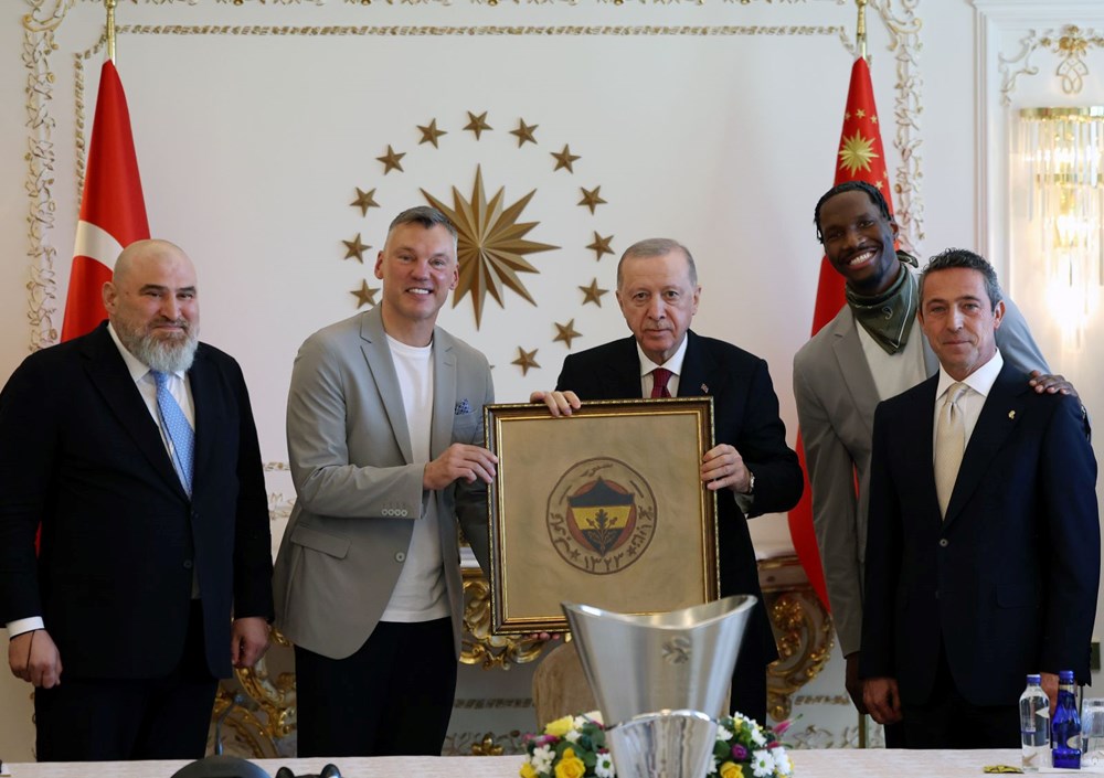 Cumhurbaşkanı Erdoğan, Fenerbahçe Beko'yu kabul etti: Nigel Hayes-Davis'ten forma hediyesi - 2