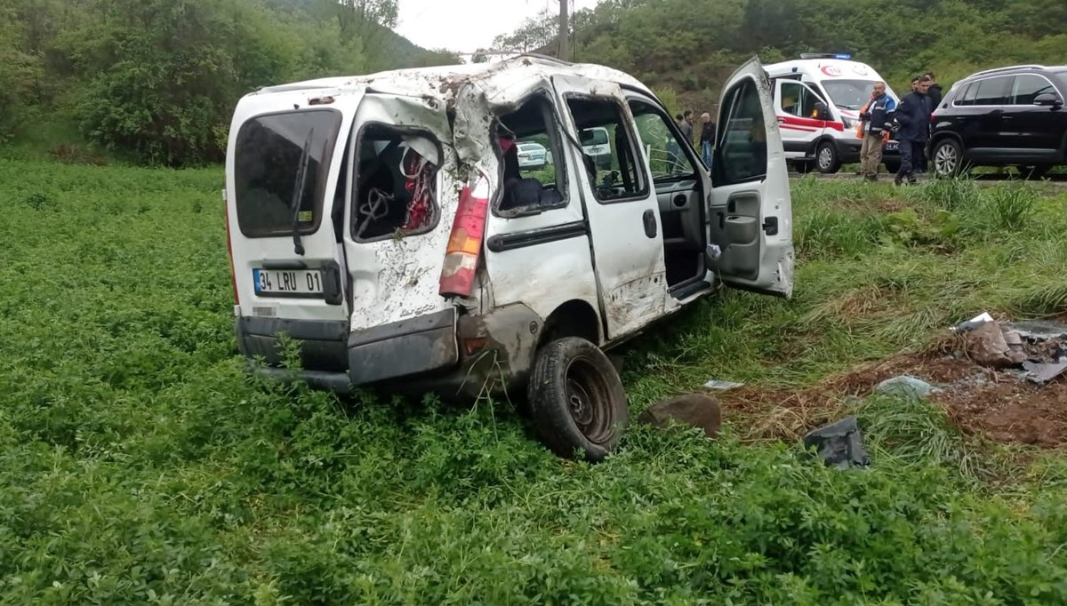 Takla atan hafif ticari araçtan yara almadan kurtuldular Takla atan hafif ticari araçtan yara almadan kurtuldular