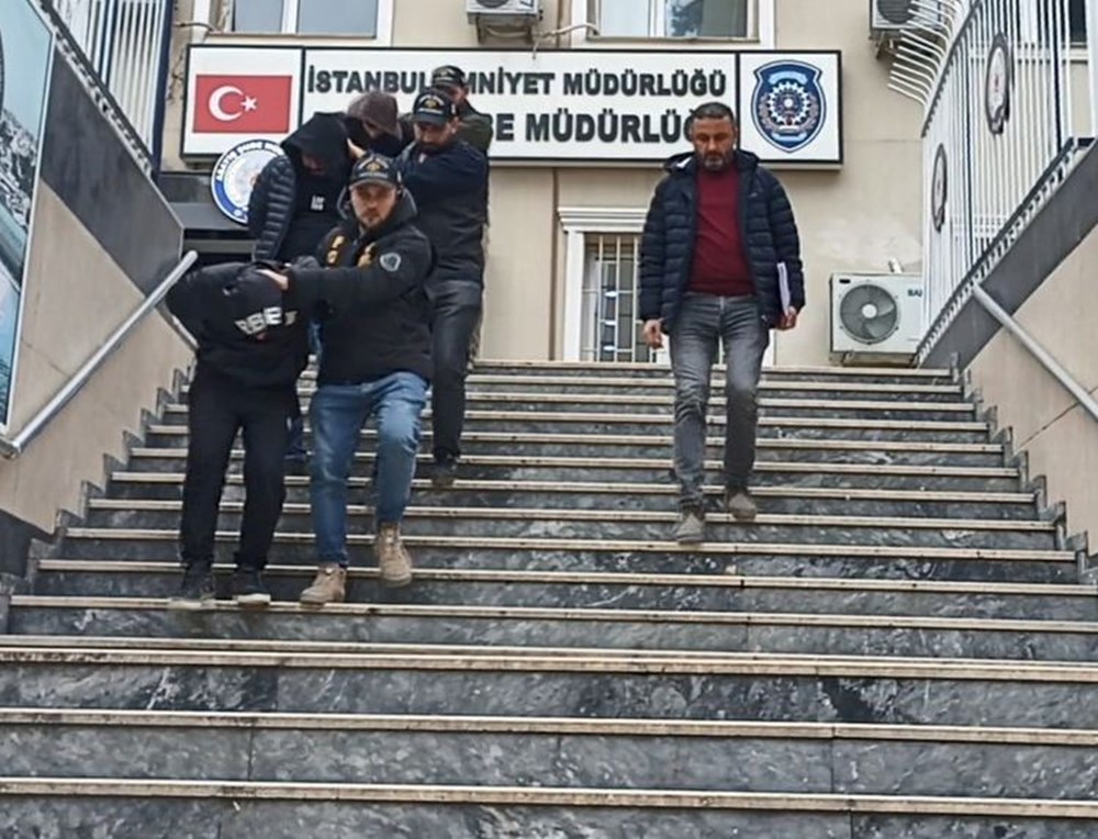 Galatasaraylı Kerem
Aktürkoğlu’nun önünü kesenler suç makinesi çıktı: 4 kişi gözaltında - 4