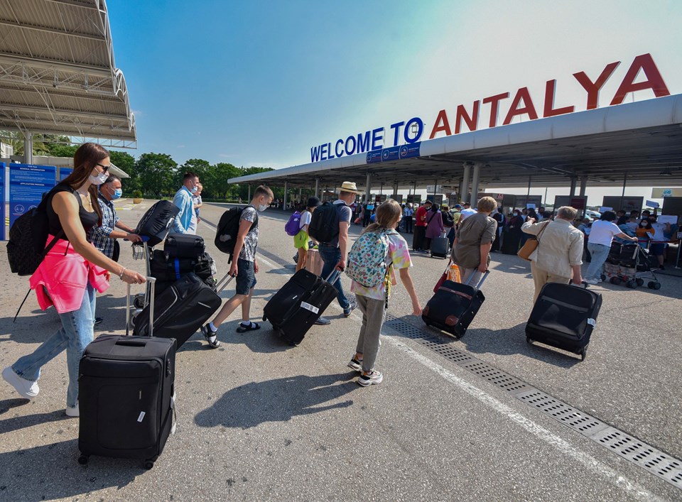Antalya'ya hava yoluyla gelen turist sayısı 6 milyonu aştı - 1