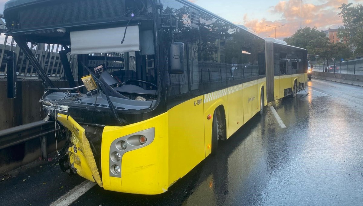 Kadıköy'de İETT otobüsü kaza yaptı