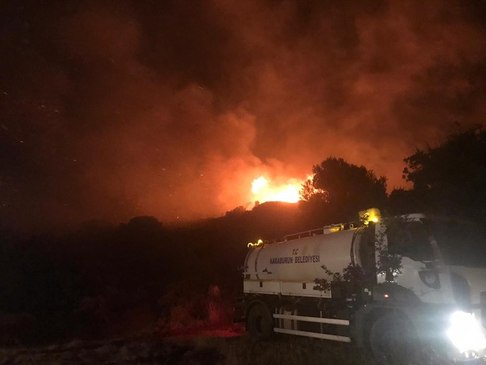 İzmir Karaburun'da makilik alanda yangın - 1