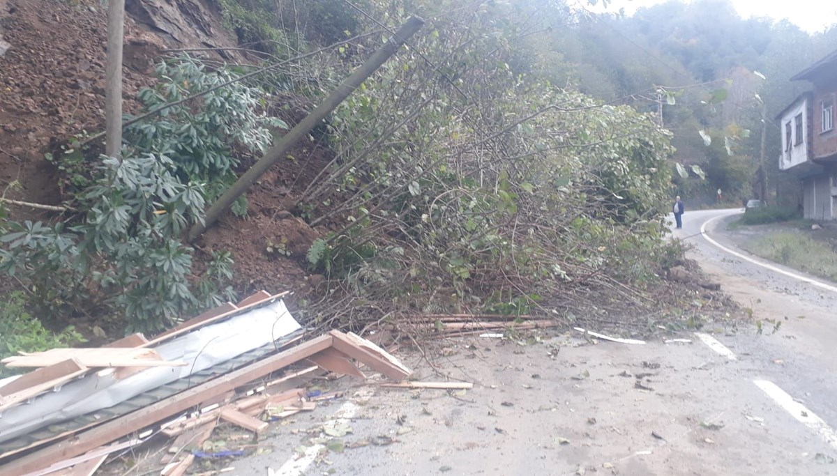 Rize'de heyelan: Toprak altında kalan durak yıkıldı