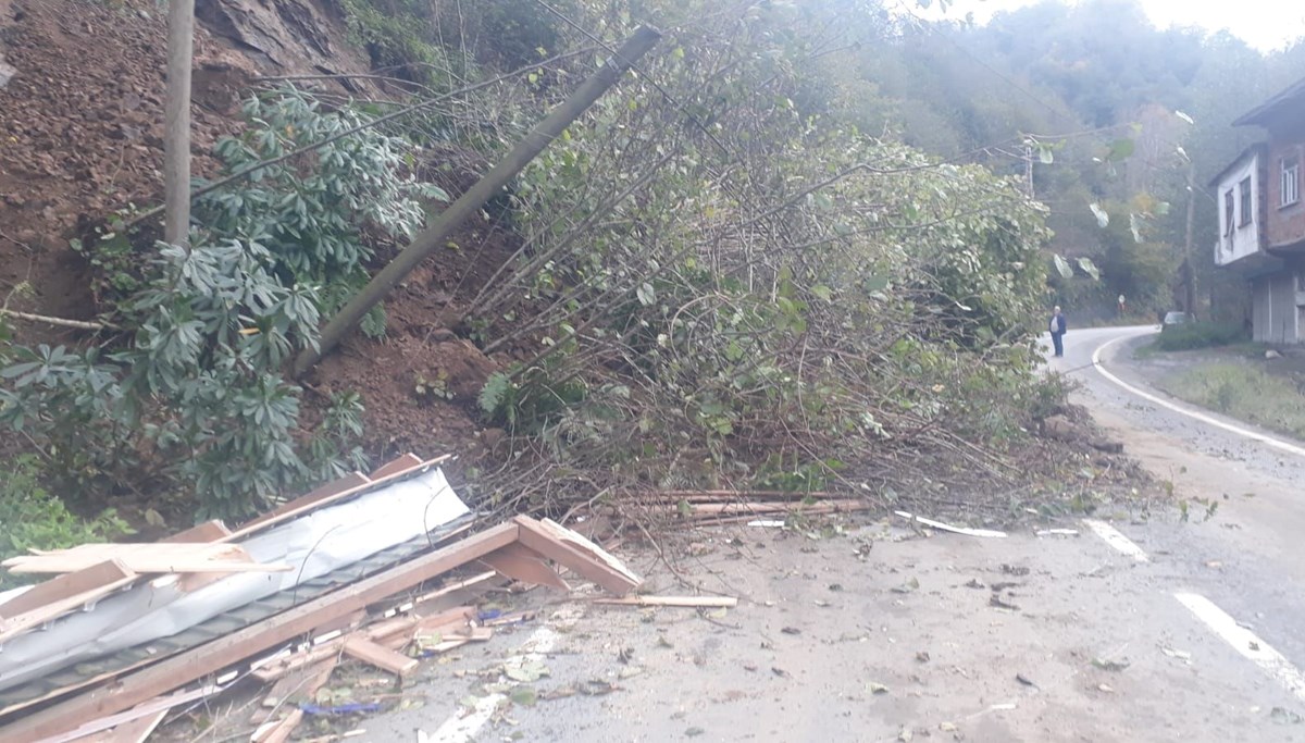 Rize'de heyelan: Toprak altında kalan durak yıkıldı Rize'de heyelan: Toprak altında kalan durak yıkıldı
