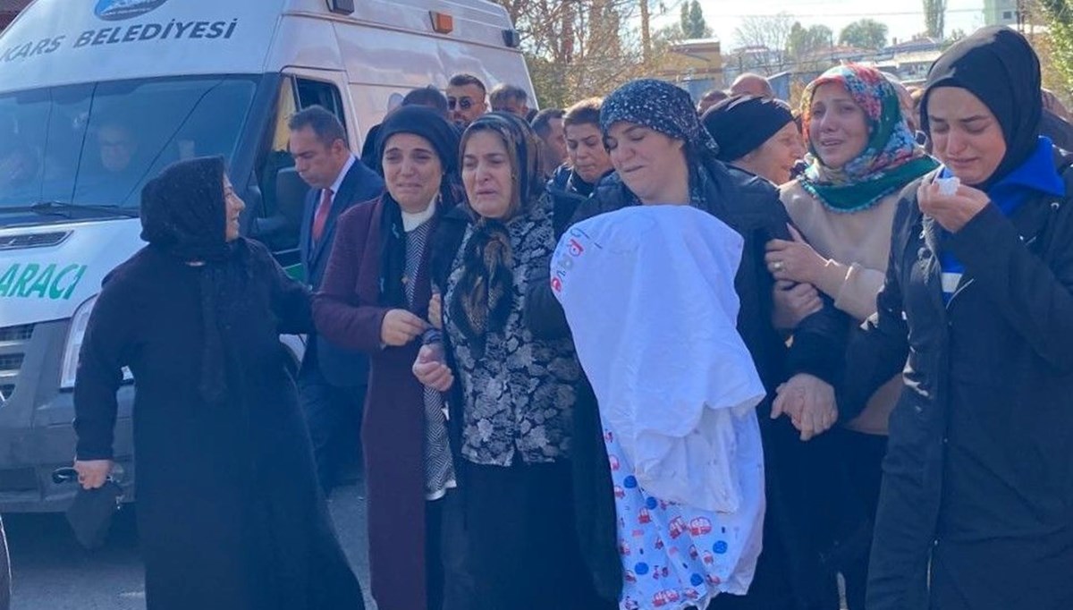 Akülü arabasıyla oynarken maganda kurşunuyla öldü: Küçük Muhammet’e gözyaşlarıyla veda Akülü arabasıyla oynarken maganda kurşunuyla öldü: Küçük Muhammet’e gözyaşlarıyla veda