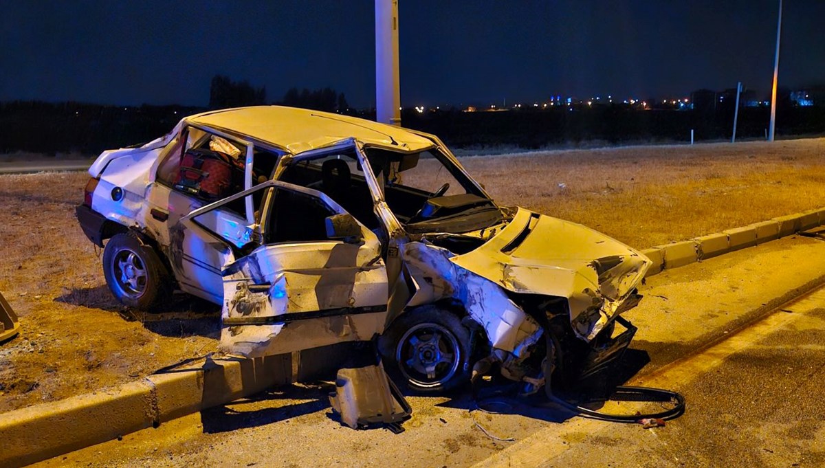 Otomobil ile kamyon çarpıştı: 2 ölü Otomobil ile kamyon çarpıştı: 2 ölü