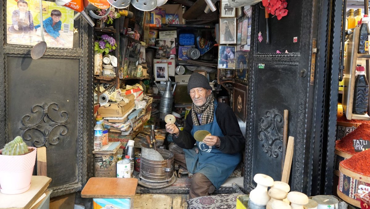 85 yaşındaki usta, 65 yıldır işini aşkla yapıyor 85 yaşındaki usta, 65 yıldır işini aşkla yapıyor