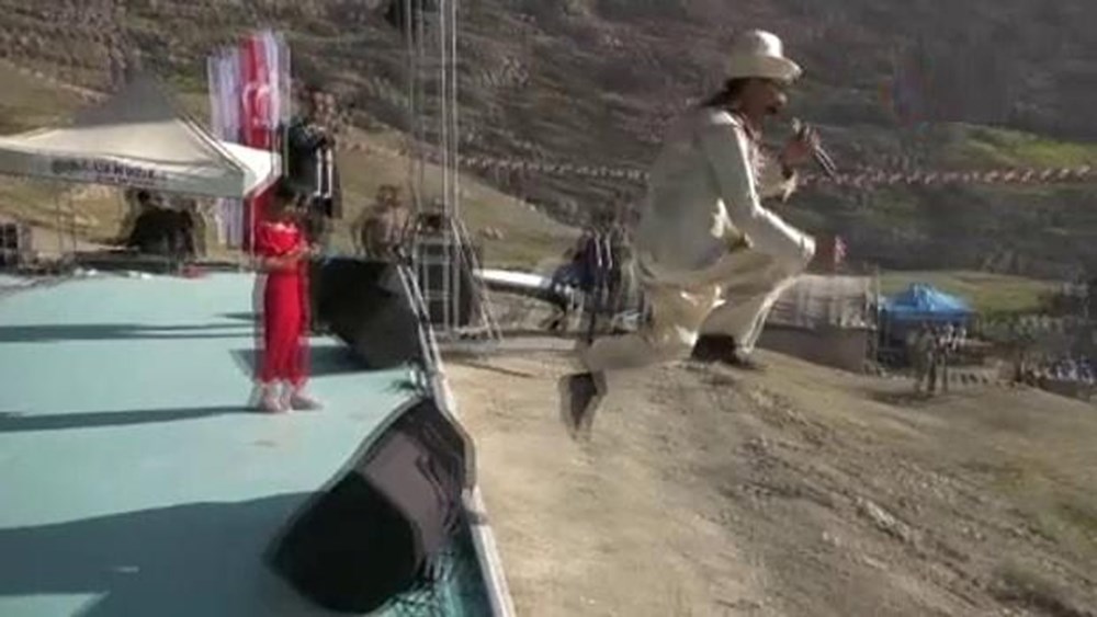 'Tıvorlu İsmail' lakaplı fenomen şarkıcı İsmail Aşkan: Ayağımı kırdım ama sahneden atlamaya devam edeceğim - 3