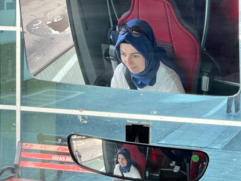 Kocası ile aynı otobüste şoförlük yapıyor: ''Direksiyonda olmak özgüven veriyor'' - 4