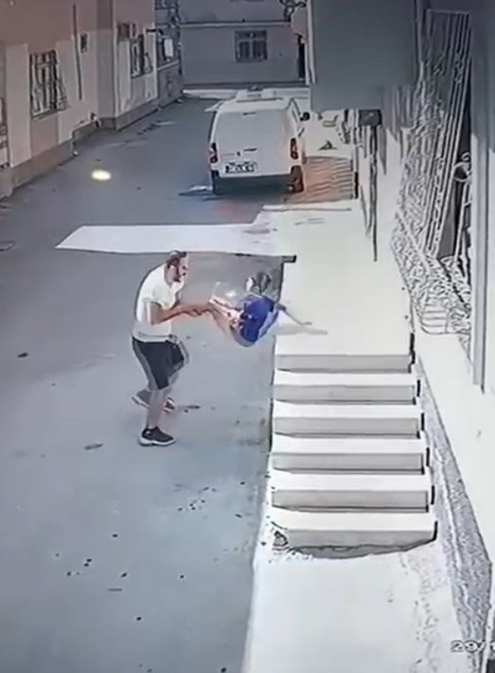 Adana'da vicdansız saldırı: Ayak bileğinden yakalayıp yere fırlattı - 2