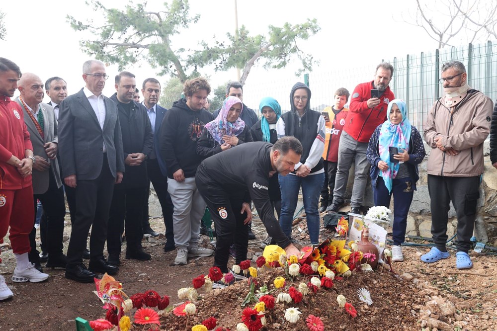 Galatasaray'dan Yiğit Kurt'un mezarına ziyaret 2 Galatasaray'dan Yiğit Kurt'un mezarına ziyaret - 2