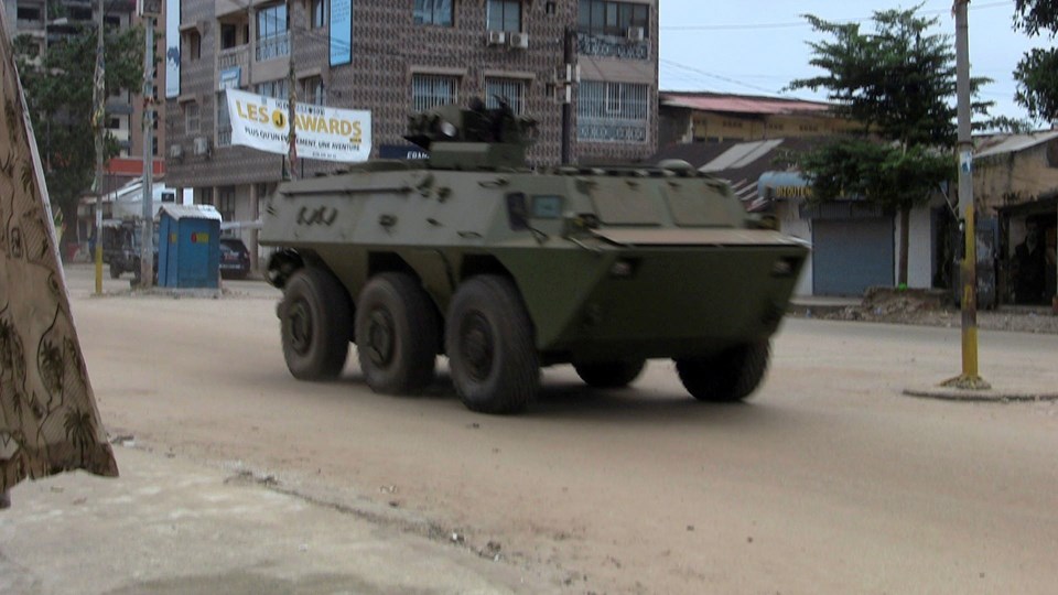 Gine'de askeri darbe: Devlet Bakan Conde ev hapsinde