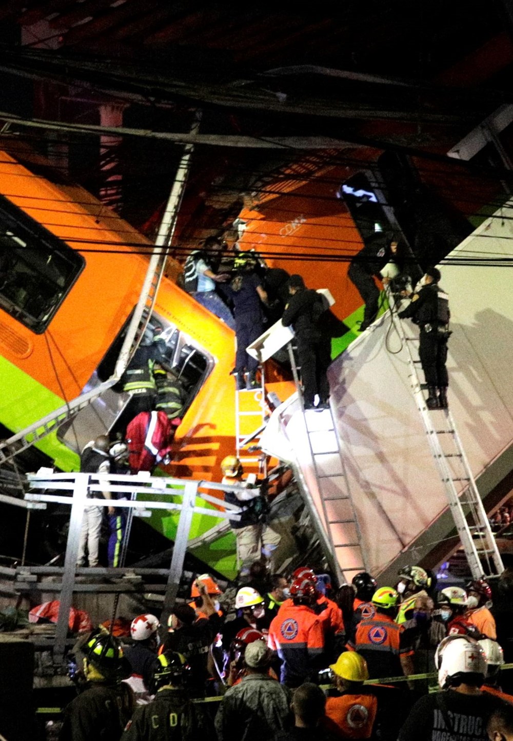 Meksika'da tren raylarını taşıyan üst geçit çöktü: 15 kişi öldü, 70 kişi yaralandı - 10