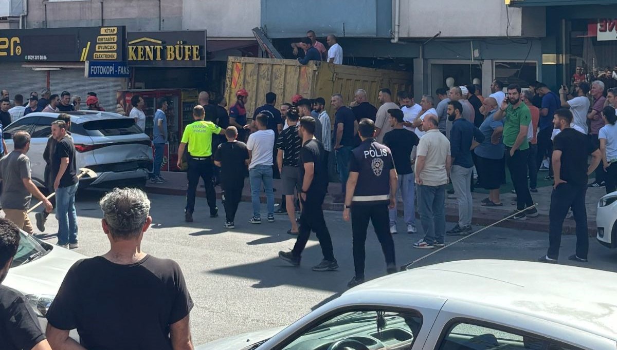 Freni boşalan kamyon dehşet saçtı