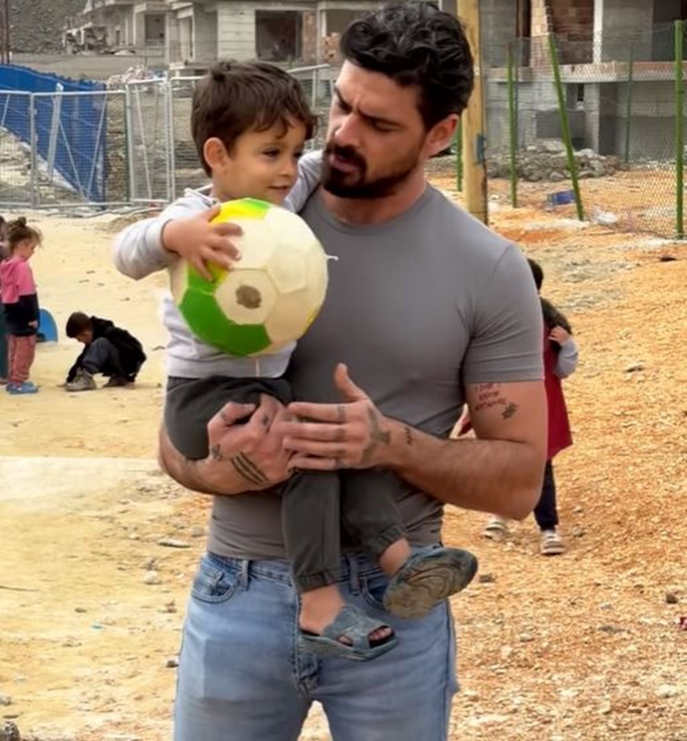 İtalyan oyuncu Michele Morrone deprem bölgesinde - 5