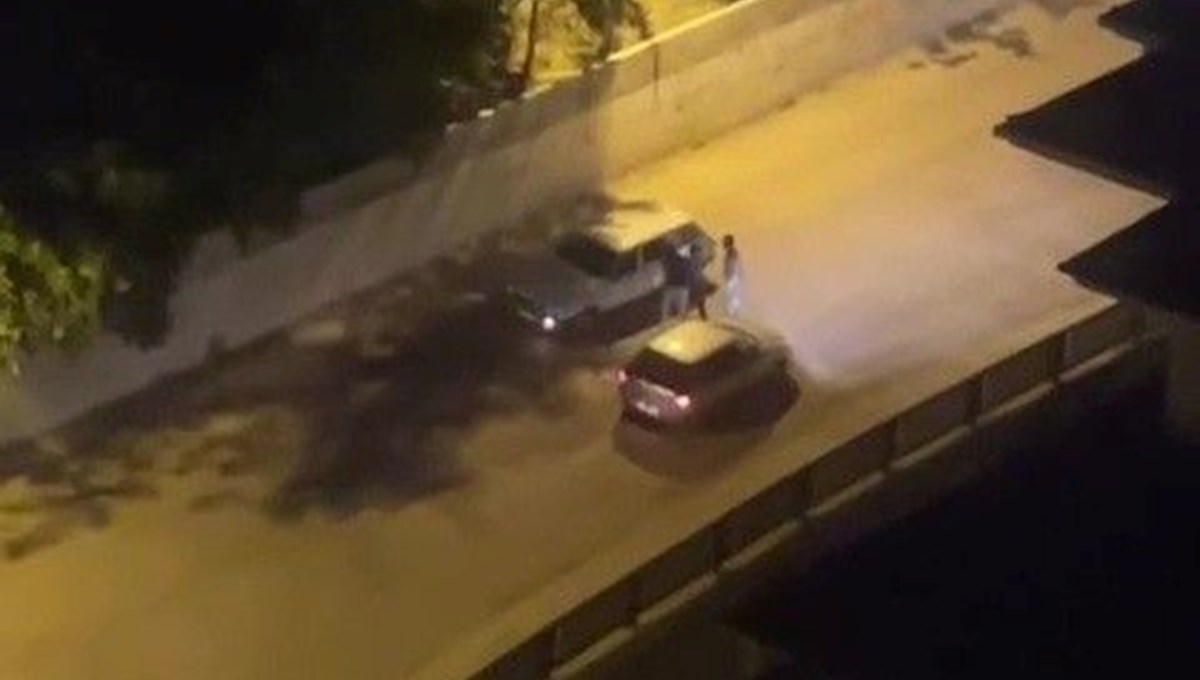 Yol verme tartışmasında otomobili tekmeledi Yol verme tartışmasında otomobili tekmeledi