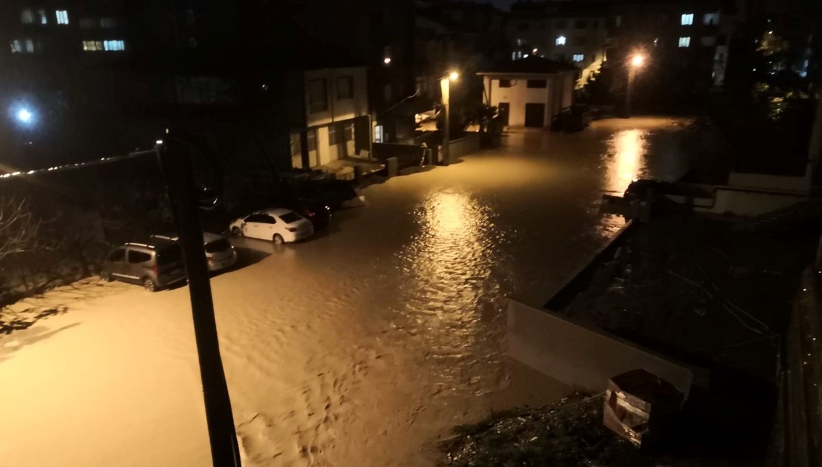 Çanakkale'de sağanak: Dereler taştı, yollar göle döndü Çanakkale'de sağanak: Dereler taştı, yollar göle döndü