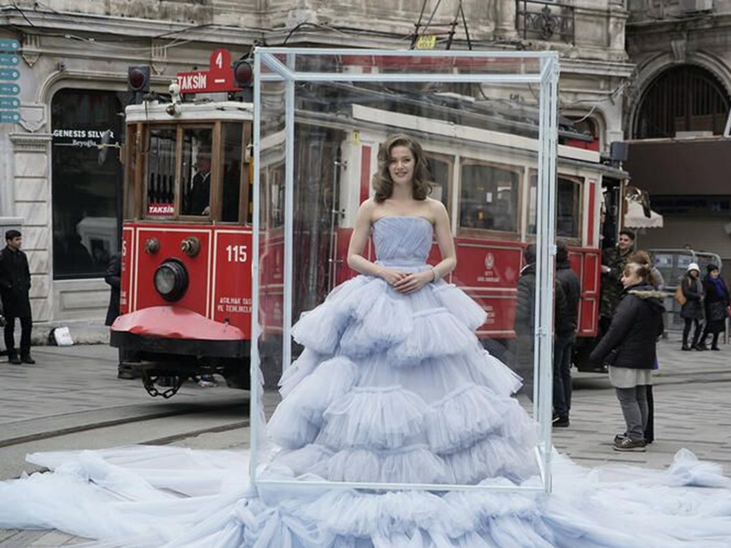 burcu biricik in basrolde yer aldigi camdaki kiz dizisinin ilk fragmani yayinlandi burcu biricik kimdir