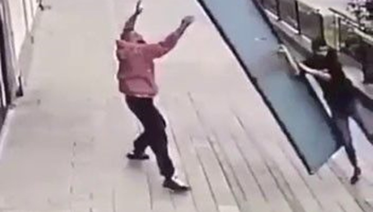 Tutmak istediği tabelayla birlikte uçtu