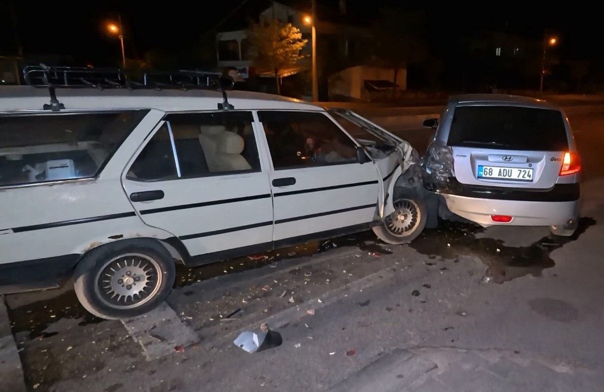 Yolda zikzak çizerek seyreden 3.96 promil alkollü sürücü park halindeki araca çarptı