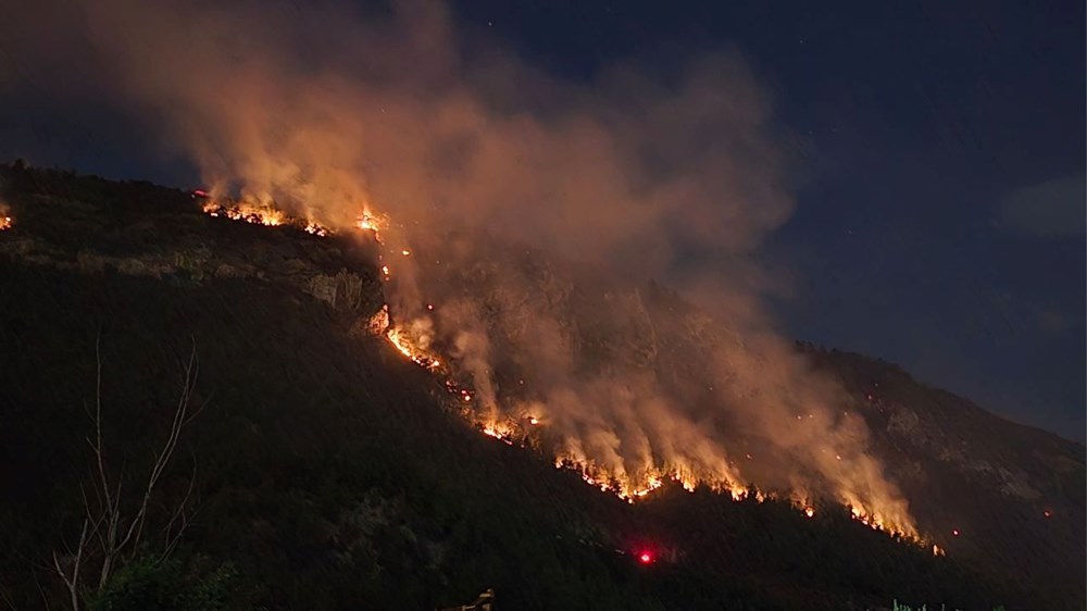 Karabük'teki orman yangını sürüyor: Ekipler alevler arasında kalmaktan son anda kurtuldu - 5