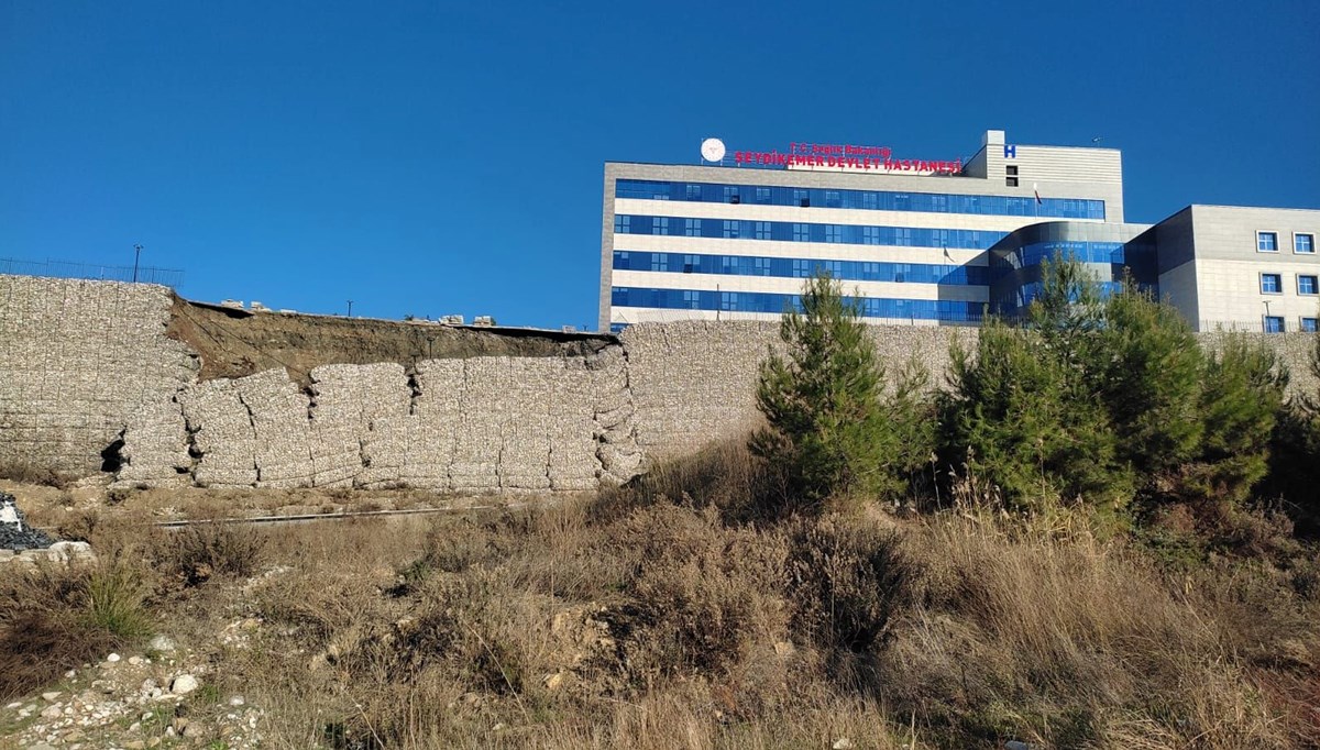 Muğla Seydikemer Devlet Hastanesi'nin istinat duvarı yıkıldı Muğla Seydikemer Devlet Hastanesi'nin istinat duvarı yıkıldı