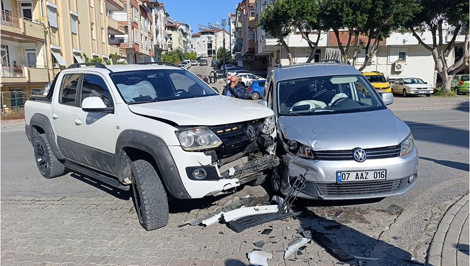Antalya'da kaza: 3 kişi yaralandı