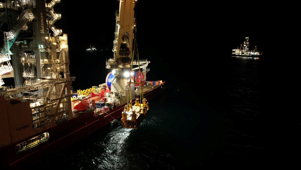 Karadeniz gazını ana boru hattına bağlayacak 'Peçenek' deniz altına indirildi Karadeniz gazını ana boru hattına bağlayacak 'Peçenek' deniz altına indirildi