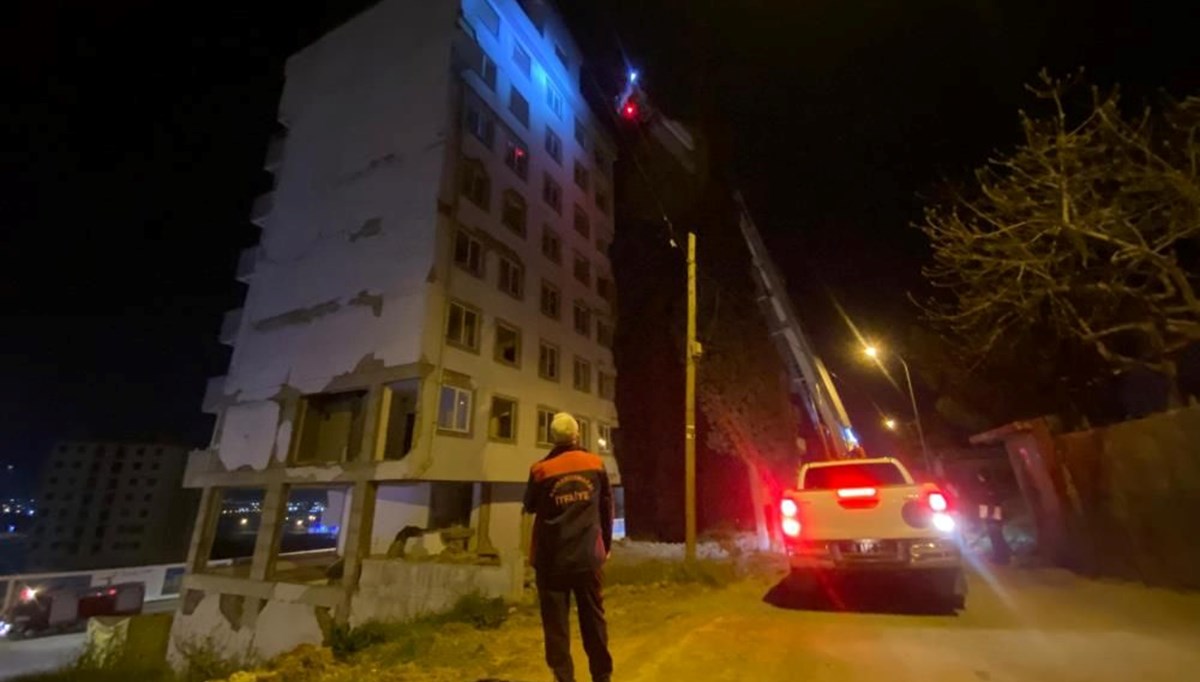 İntihar etmek üzereyken bayıldı: Polis ve itfaiye kurtardı İntihar etmek üzereyken bayıldı: Polis ve itfaiye kurtardı