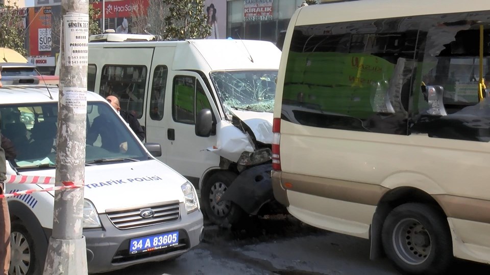 Esenyurt'ta öğrenci servisi dolmuşa çarptı: 6 yaralı - 1