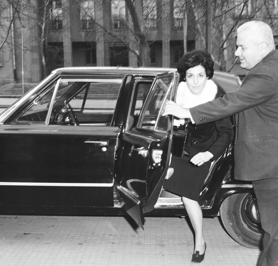 Dönemin Sağlık ve Sosyal Yardım Bakanı Akyol, 28 Mart 1971'de Başbakanlık Merkez Bina'ya gelişinde görülüyor. (Arşiv)

