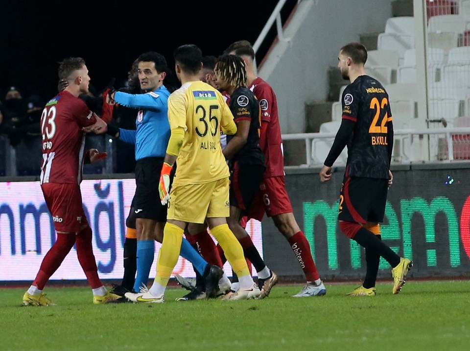 Sivasspor, Galatasaray maçının tekrar oynanması için TFF'ye başvurdu - 1