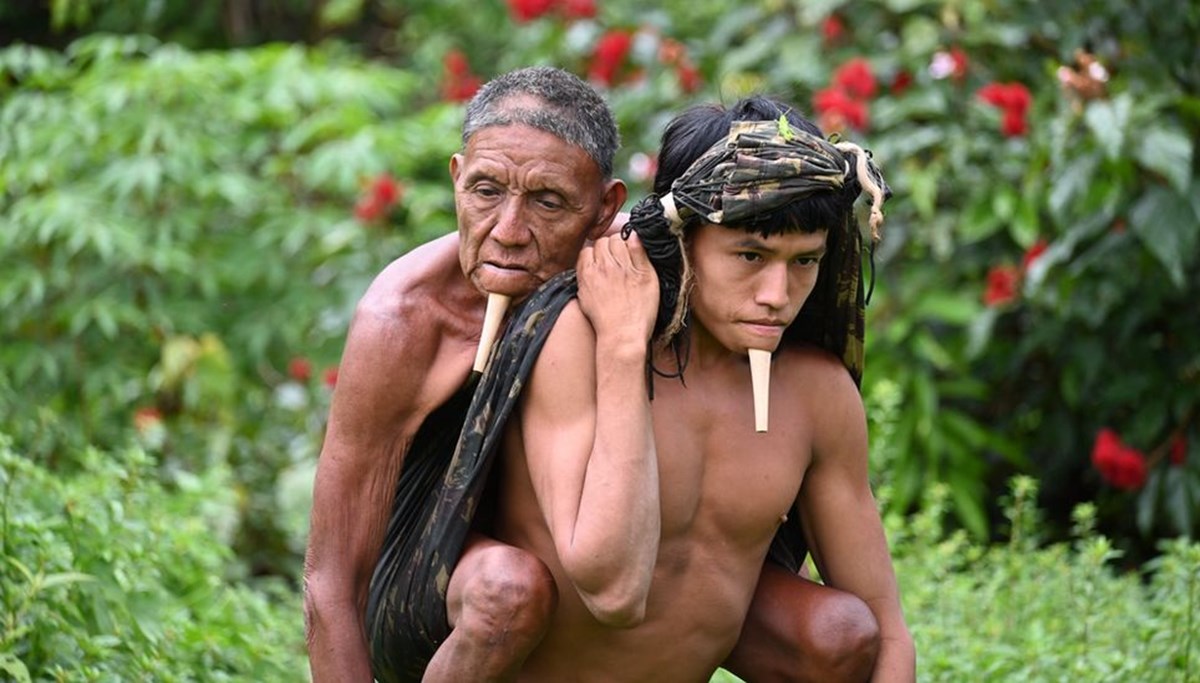 Amazon'da 6 saatlik aşı yolculuğu: Babasını sırtında taşıdı