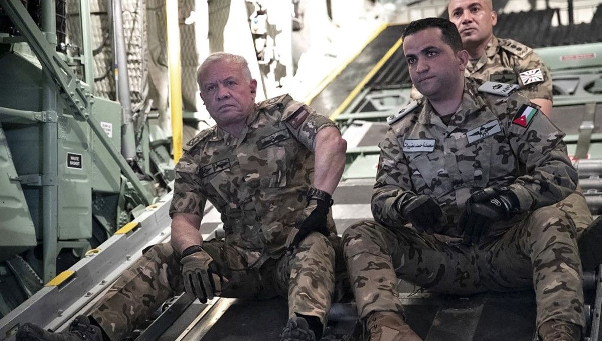 Ürdün Kralı Abdullah uçakla Gazze üzerinde uçtu, yardım dağıttı Ürdün Kralı Abdullah uçakla Gazze üzerinde uçtu, yardım dağıttı