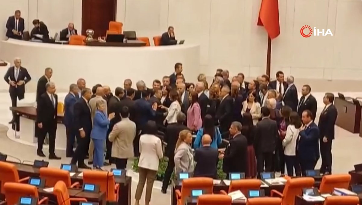 CHP'den Meclis'te kürsü işgali