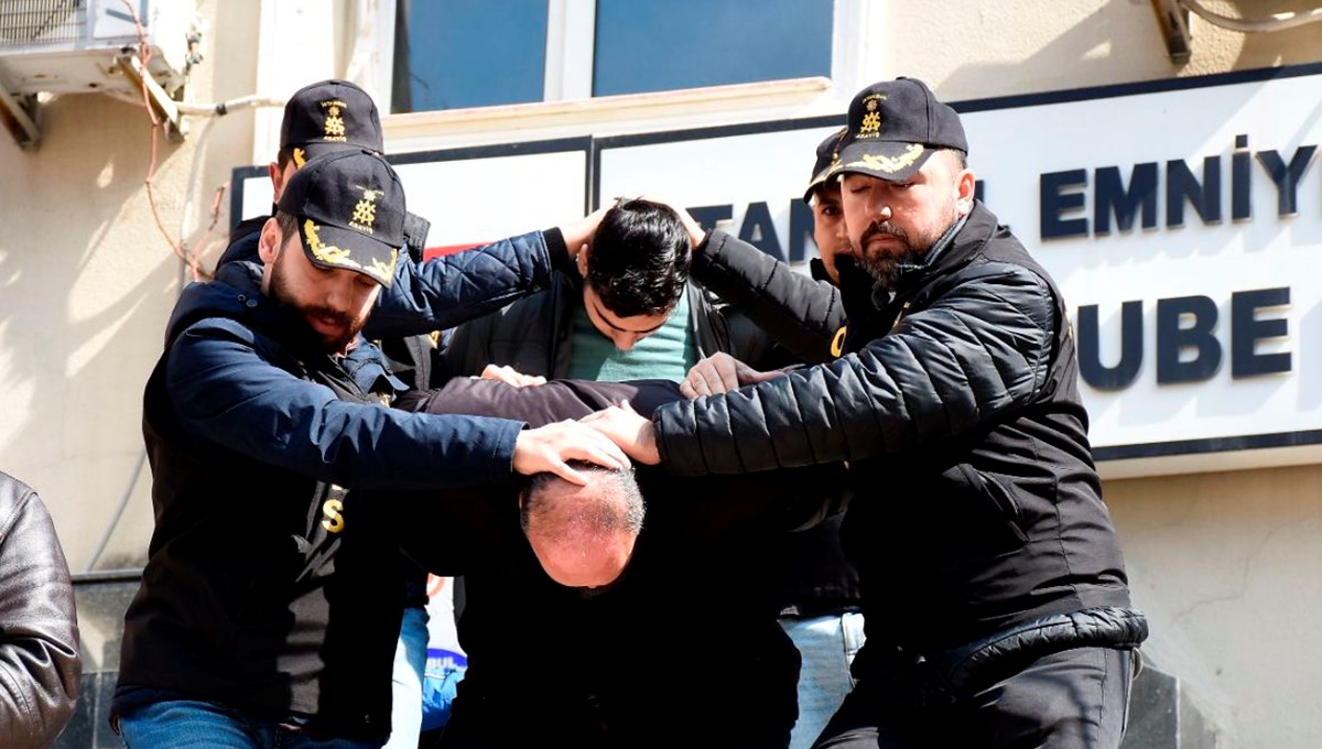 Korkunç cinayette yeni ayrıntılar: Aracı çamura saplanınca eşi ve oğlunun cesetlerini parçaladı Korkunç cinayette yeni ayrıntılar: Aracı çamura saplanınca eşi ve oğlunun cesetlerini parçaladı