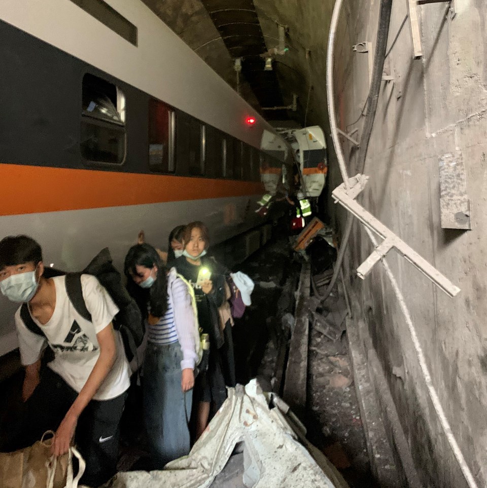 Tayvan'da tren raydan çıktı: 36 ölü, 60 yaralı - 1