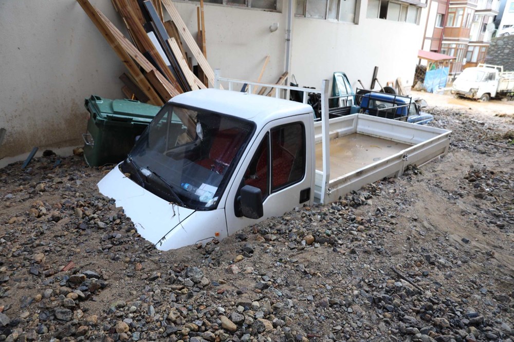 Rize’de sel ve heyelan afetinin hasarı gün ağarınca ortaya çıktı - 16