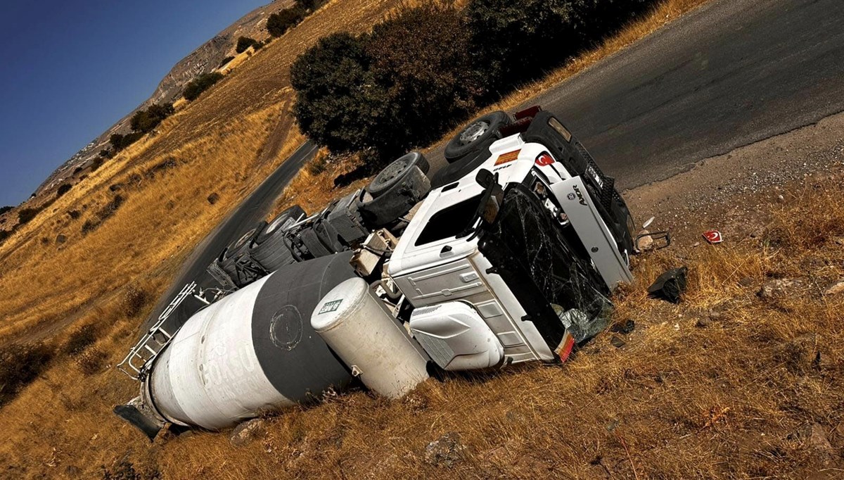 Tunceli’de beton mikseri ve tır devrildi