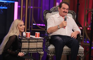 Guldur Guldur Yilbasi Ozel Programi Konugu Gulden Karabocek Kimdir Gulden Karabocek Yasi Nereli Gulden Karabocek Sarkilari Albumleri Hayati Gundem Karaman Gazete