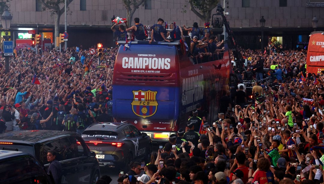 Barcelonalı futbolcular taraftarıyla buluştu