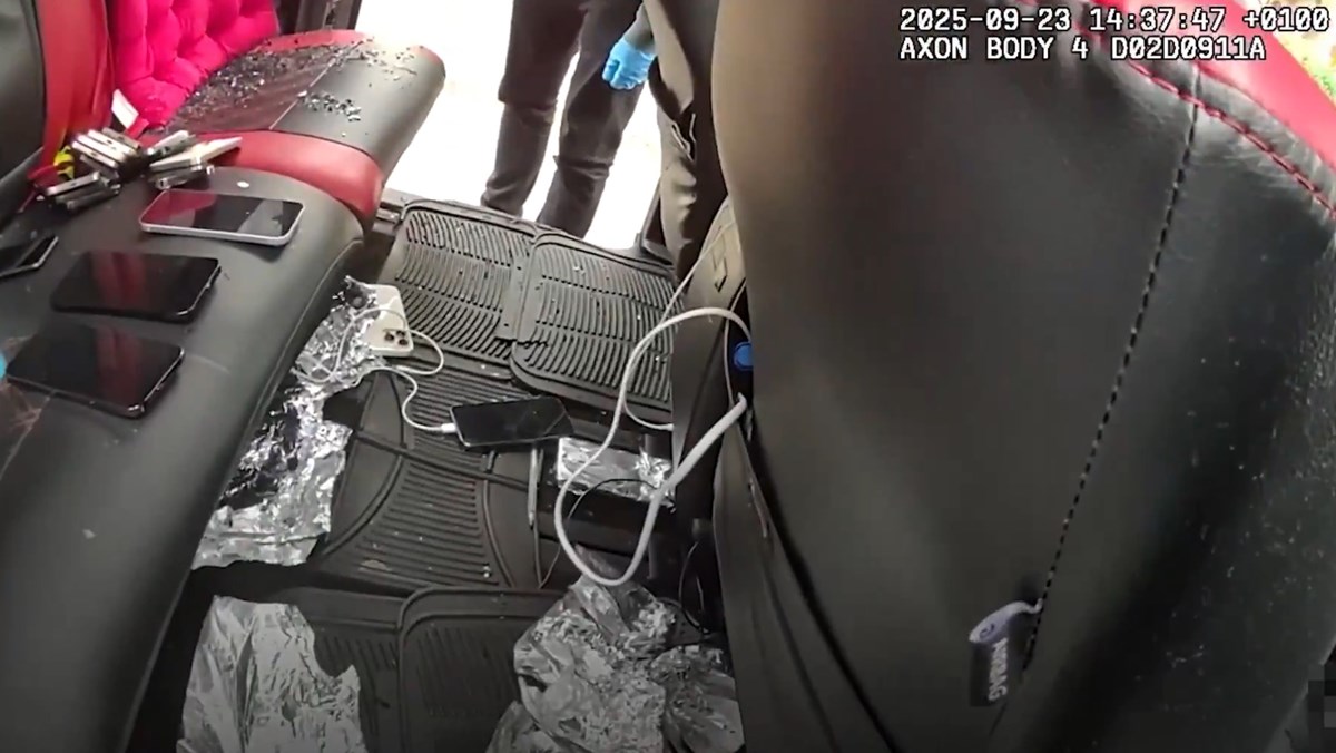 Ülke tarihinin en kapsamlı operasyonlarından birinde on binlerce çalıntı telefon ele geçirildi. Polis o görüntüleri sosyal medyada paylaştı.