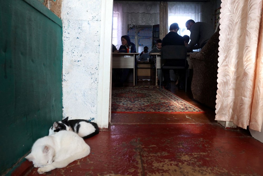 Ukraynalı öğretmen okul yıkılınca oturma odasını sınıfa çevirdi - 7