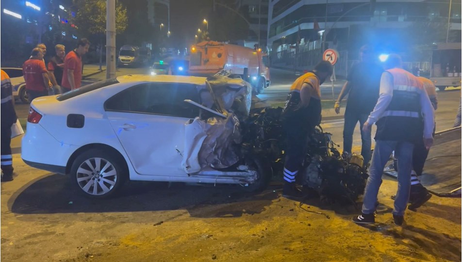 İETT otobüsü ile otomobil çarpıştı: 1'i ağır 2 yaralı