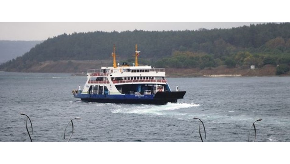 Gökçeada ve Bozcaada feribot seferlerine 'fırtına' engeli