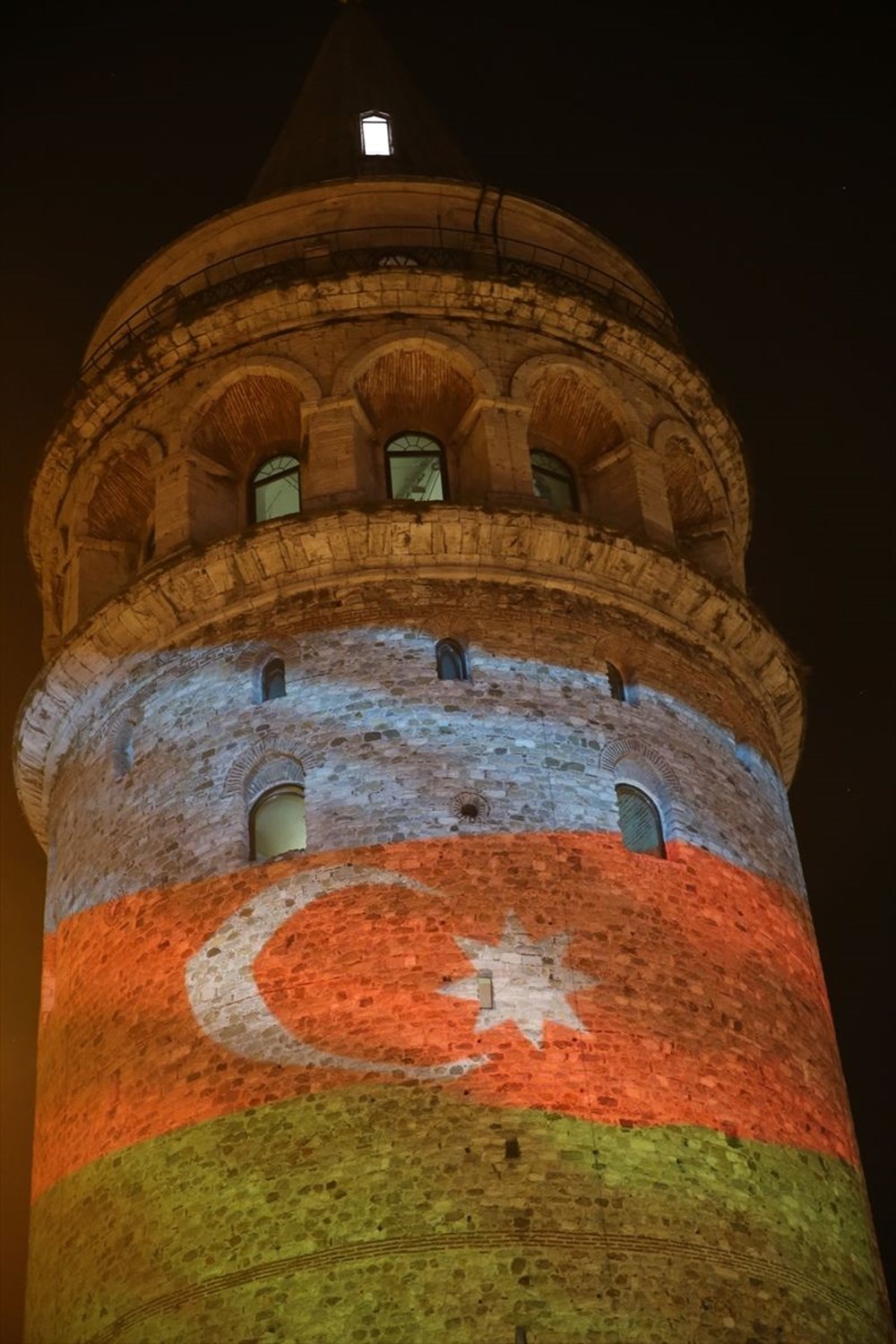 Galata Kulesi'ne Azerbaycan bayrağı | NTV