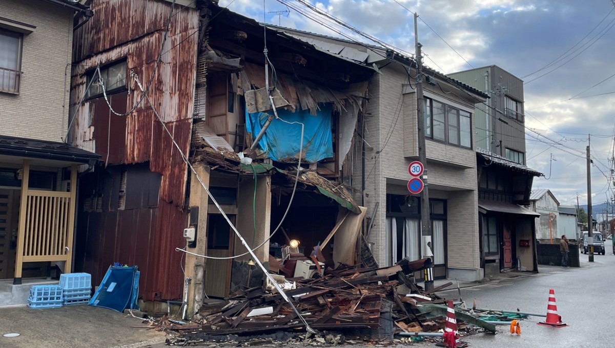 Japonya'daki depremlerde ölenlerin sayısı 323'e çıktı Japonya'daki depremlerde ölenlerin sayısı 323'e çıktı
