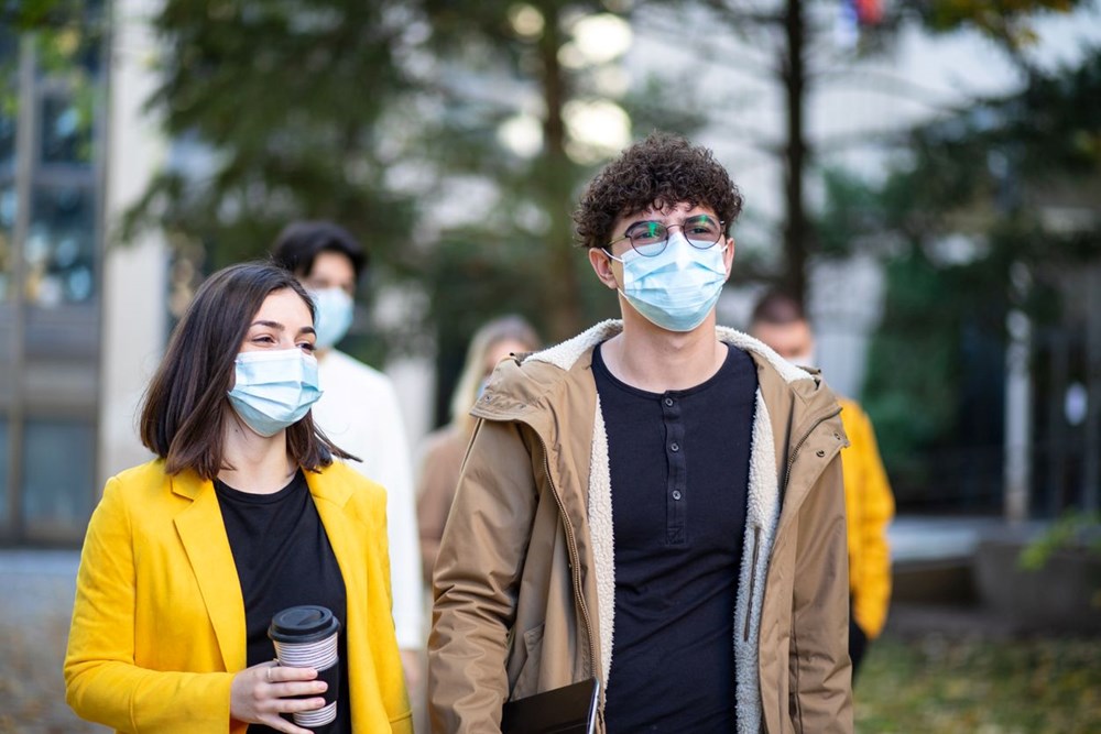 Cambridge Üniversitesi: Açık havada bile maske takılmadığında sosyal mesafe uygulaması anlamsız - 2