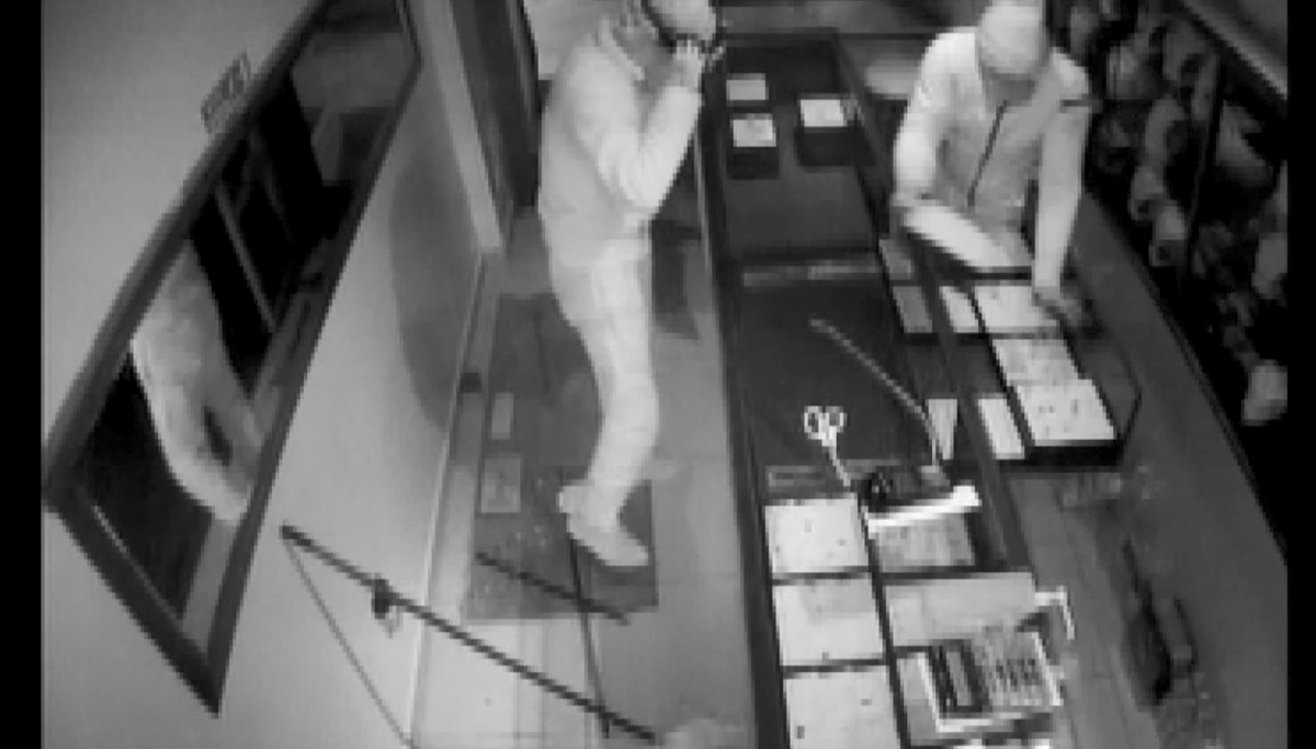 Beylikdüzü’nde 4 hırsızdan 4 dakikada milyonluk soygun Beylikdüzü’nde 4 hırsızdan 4 dakikada milyonluk soygun