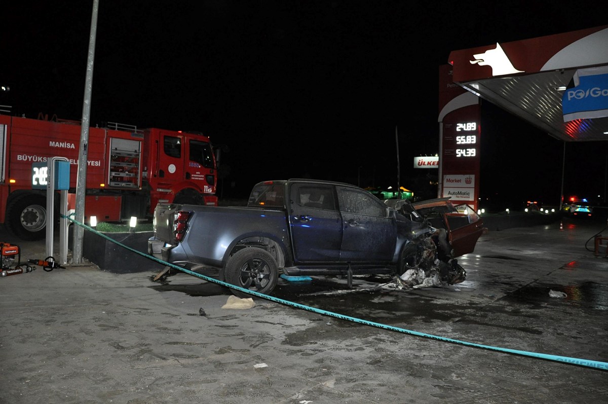 Kazaya karışan araçlardan ikisinde de büyük hasar oluştu.